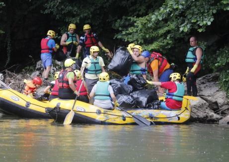 Voluntarii ABA Crişuri şi Master Adventure au curăţat apele Crişului Repede (FOTO)